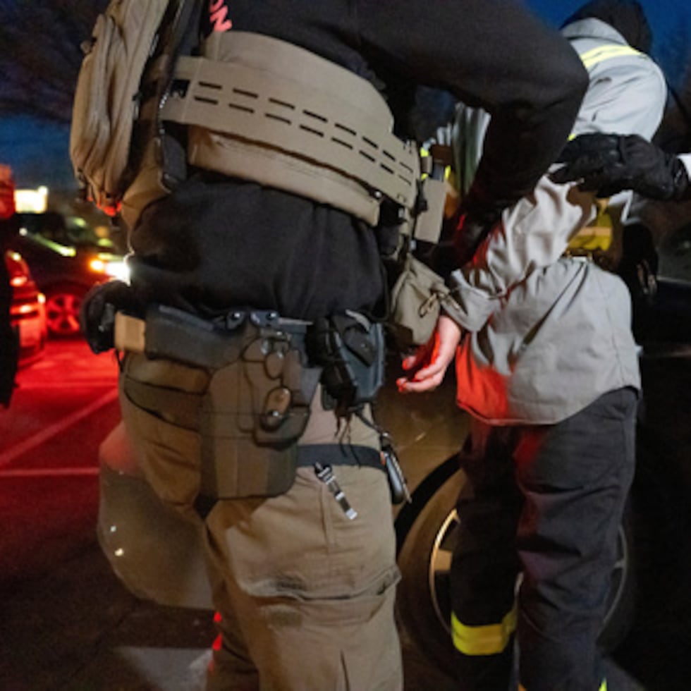 Agentes del Servicio de Inmigración y Control de Aduanas de EE.UU. detienen a una persona, el 27 de enero de 2025, en Silver Spring, Maryland