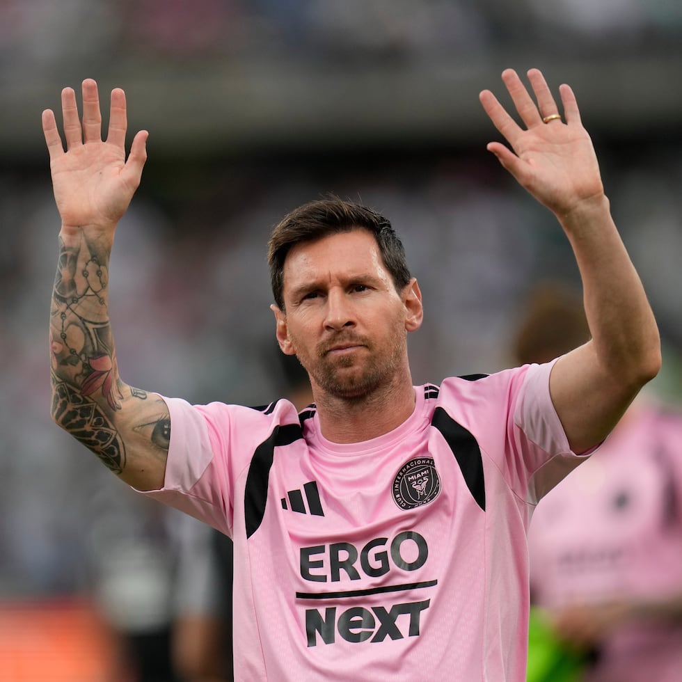 Lionel Messi del Inter Miami saluda a fanáticos antes del amistoso internacional ante el Atlético Nacional en Colombia el sábado 31 de enero del 2026.