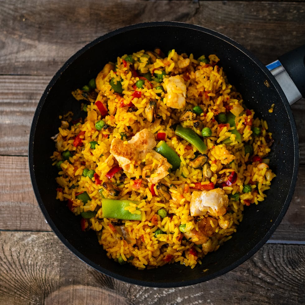 El calamar, uno de los ingredintes utilizados en las paellas, es bajo en calorías y alto en proteínas completas.