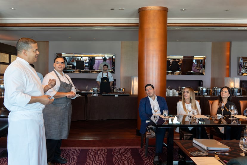 El chef Juan Peña escuchó las sugerencias que le hizo el Comité de Gala, para luego hacer los cambios necesarios la noche del evento.
