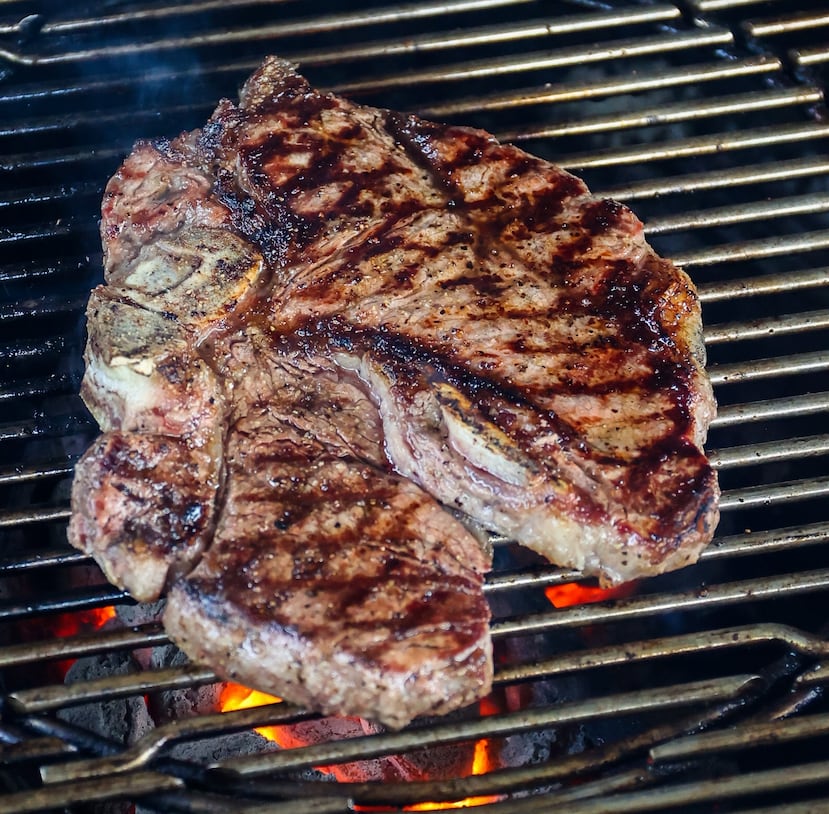 El 'Porterhouse' es un corte que combina dos de los más preciados: el ‘tenderloin’ y el ‘strip loin’, separados por un hueso en forma de “T”.