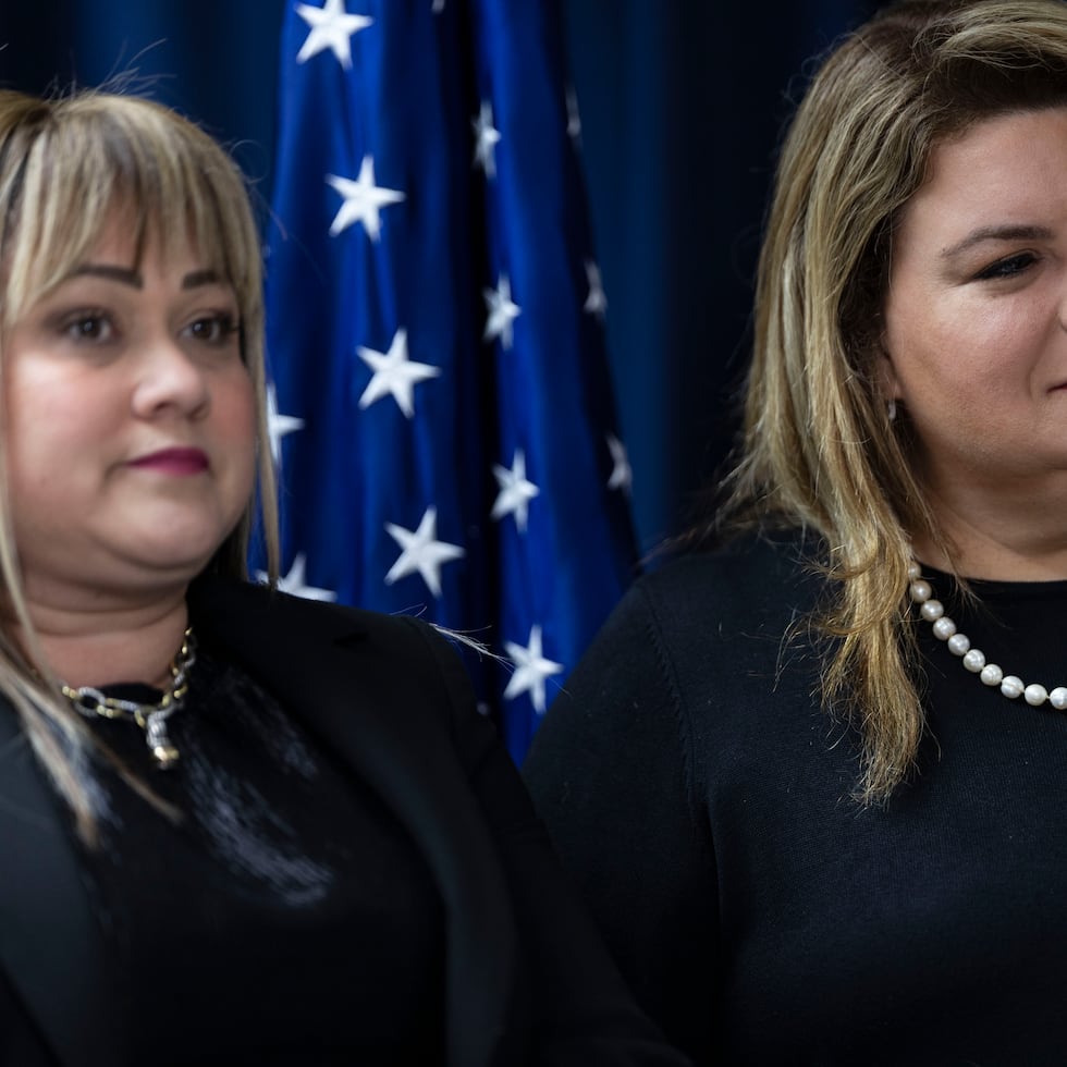 Arriba, la secretaria de la Vivienda, Ciary Pérez Peña, junto a la gobernadora Jenniffer González, en una foto de archivo.