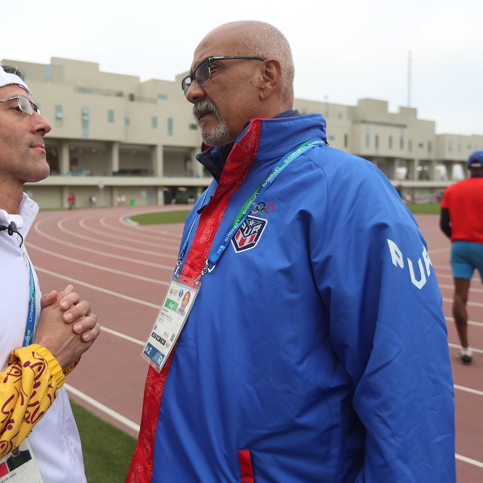A la derecha, Luis Dieppa, quien celebró conquistas mundialistas y olímpicas como delegado o presidente de la Federación de Atletismo de Puerto Rico.