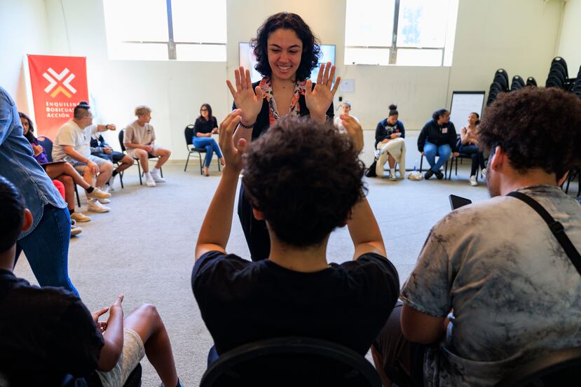 Jóvenes toman un taller financiero en la sede de Inquilinos Boricuas en Acción.