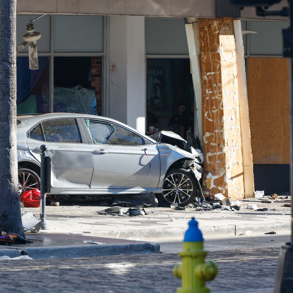 La Patrulla de Carreteras de Florida alcanzó el vehículo e intentó realizar una maniobra PIT, que consiste en golpear el guardabarros trasero para hacer que gire, pero no tuvo éxito.