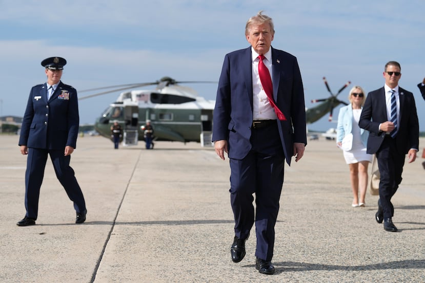 El presidente Donald Trump, en el centro, camina desde el Marine One para abordar el Air Force One, el viernes 21 de agosto de 2026, en la Base Conjunta Andrews, Maryland, rumbo a Carolina del Sur. (AP Foto/Jacquelyn Martin)
