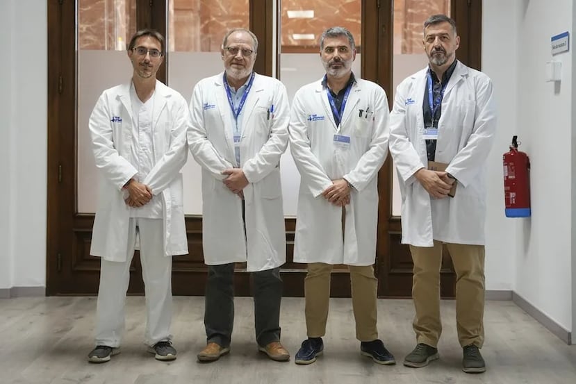El equipo médico del Hospital Vall d,Hebron que ha llevado a cabo el primer trasplante en España entre dos personas VIH. (EFE/Enric Fontcuberta)