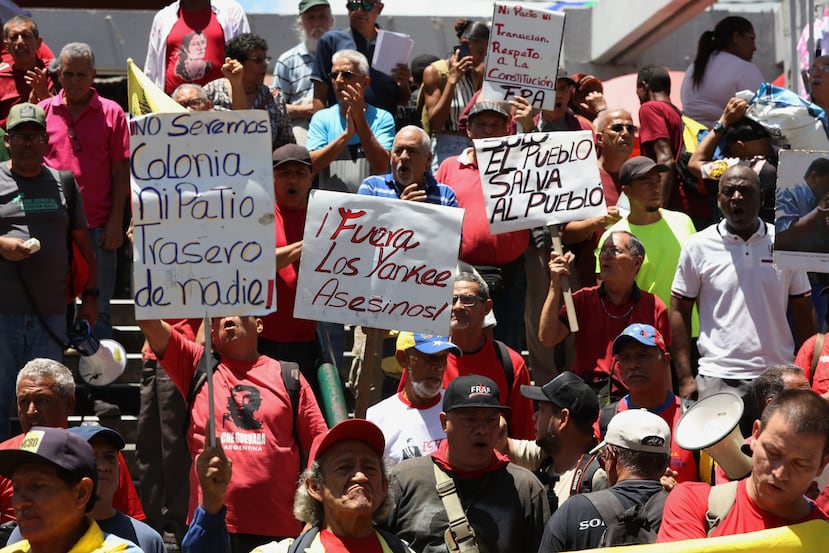 Venezolanos protestan contra el acuerdo del presidente Donald Trump que otorga a Estados Unidos una participación en las reservas petroleras de Venezuela en Caracas, el sábado 29 de agosto de 2026. (Foto AP/Pedro Mattey)