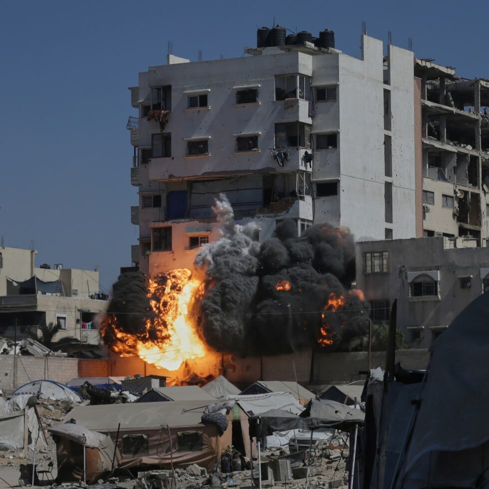 Un edificio habitacional es impactado durante un ataque militar israelí en Ciudad de Gaza.