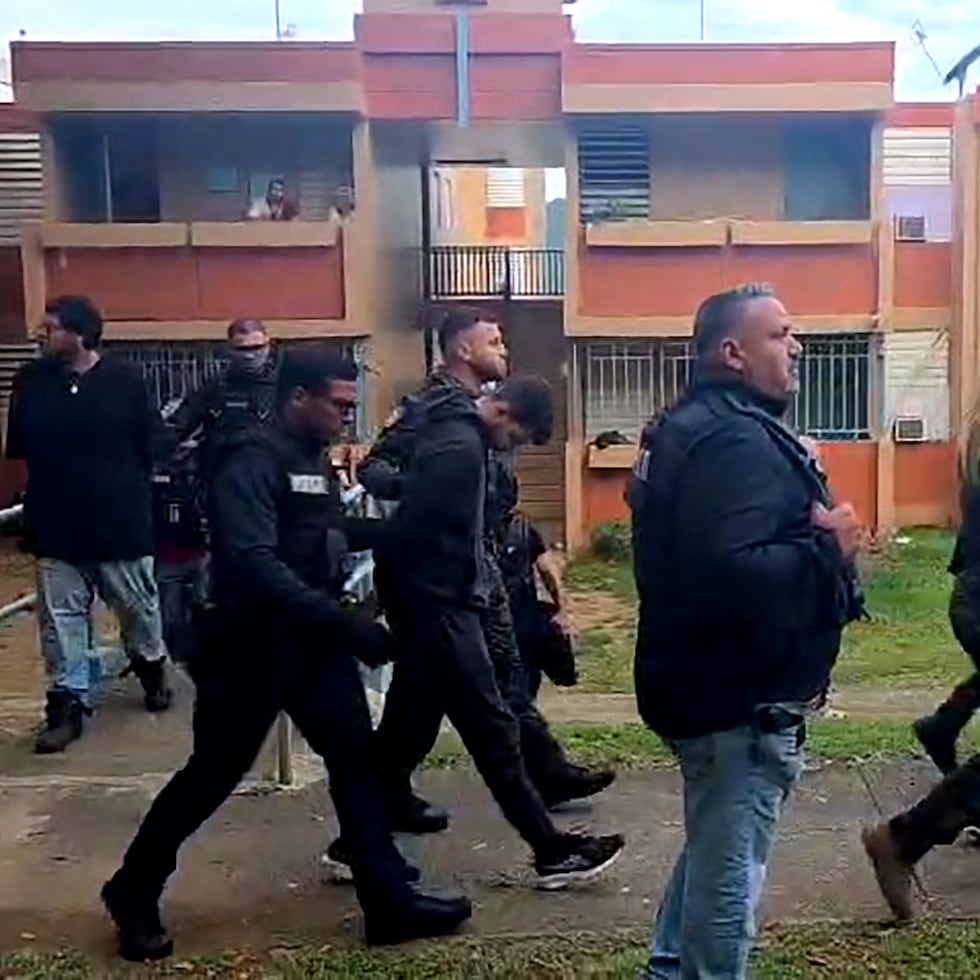 Cuatro adultos - tres hombres y una mujer - fueron arrestados tras diligenciar órdenes de allanamiento en cuatro apartamentos del complejo del residencial Jardín del Edén.