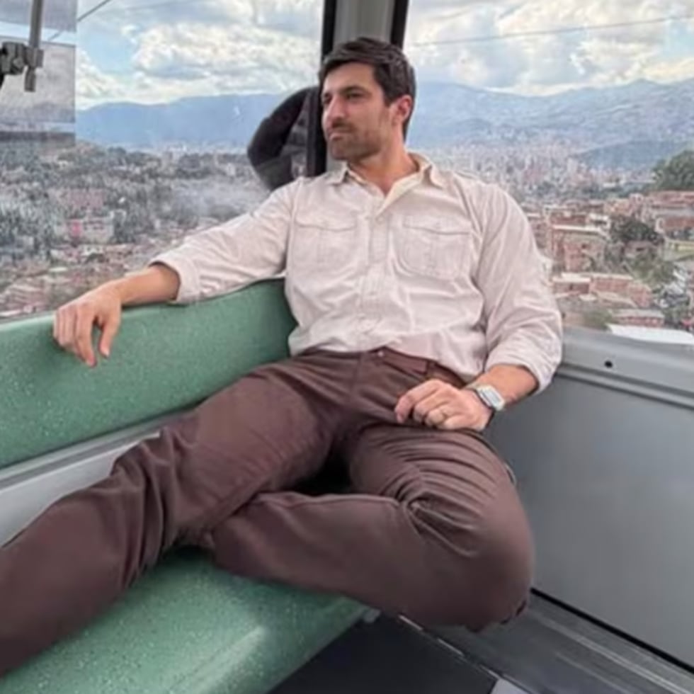 Osvaldo de León celebró su estancia en Medellín grabando escenas de "Sin senos sí hay paraíso".