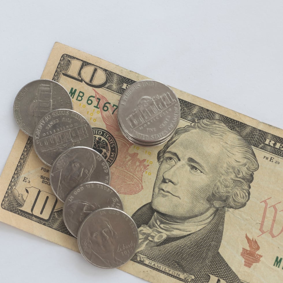 La Ley 47-2021 aumentó el salario mínimo escalonadamente por tres años, hasta llegar al actual de $10.25 por hora.