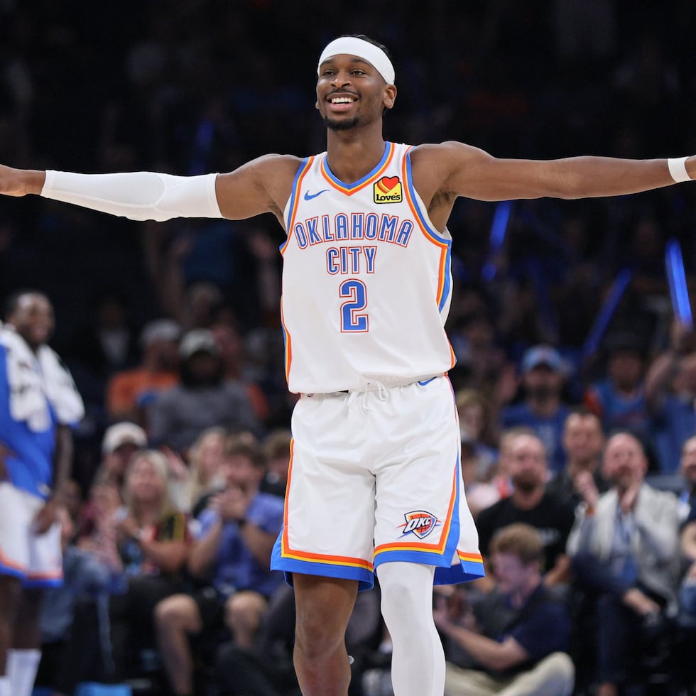 Shai Gilgeous-Alexander ha dejado las cosas donde las dejó la pasada temporada, y está promediando 32.6 puntos por juego con 6.6 asistencias y 4.9 rebotes.