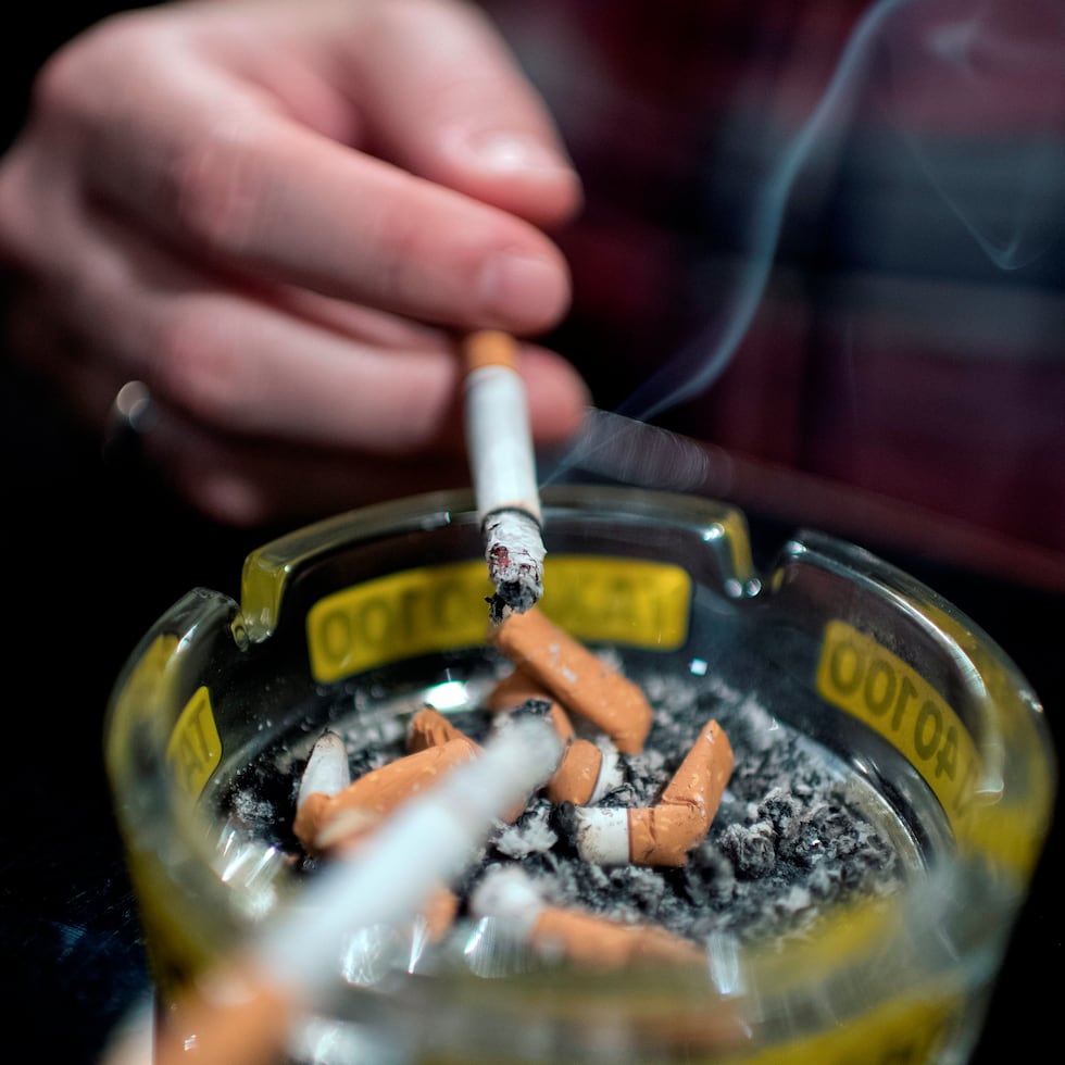 Fumar cigarrillos puede reducir las posibilidades tanto para mujeres como para hombres de lograr un embarazo.