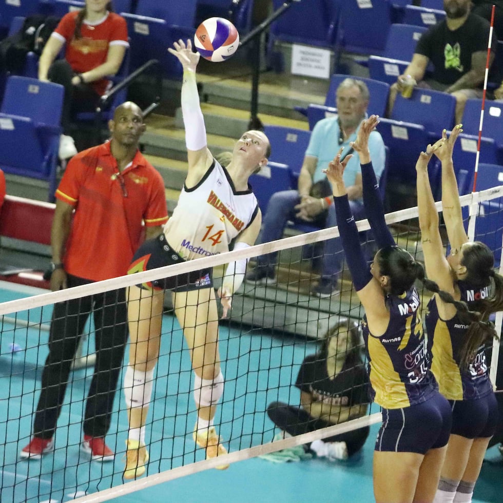 Haley Bush, de las Valencianas de Juncos, atacando contra el doble bloqueo de las Cangrejeras de Santurce.