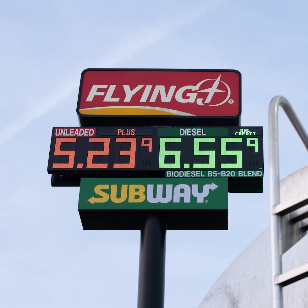 En todo Estados Unidos, los precios de la gasolina están en su nivel más alto desde 2022.