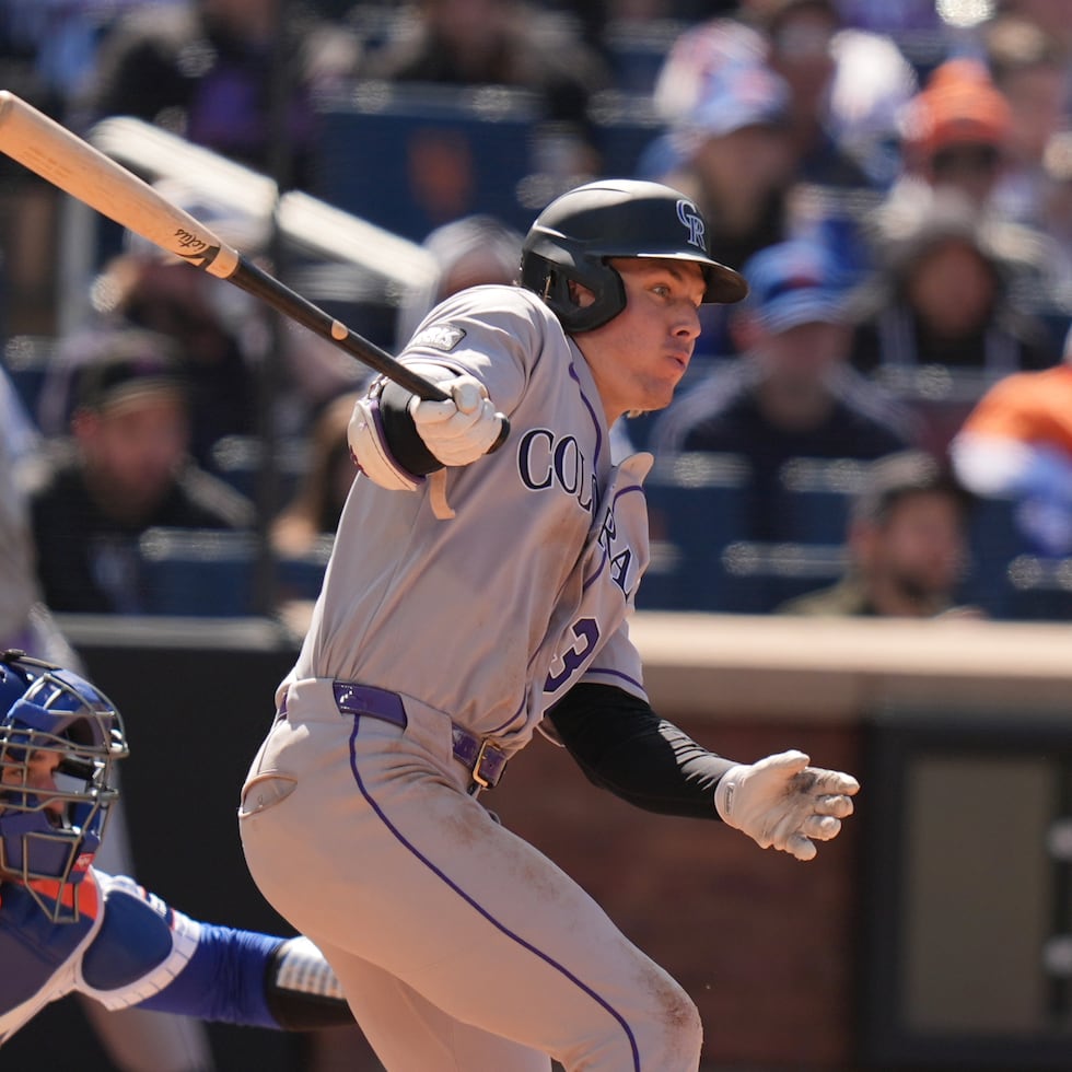 Jake McCarthy, de los Rockies de Colorado, observa tras conectar un sencillo productor durante la séptima entrada del primer partido de una doble cartelera contra los Mets de Nueva York.