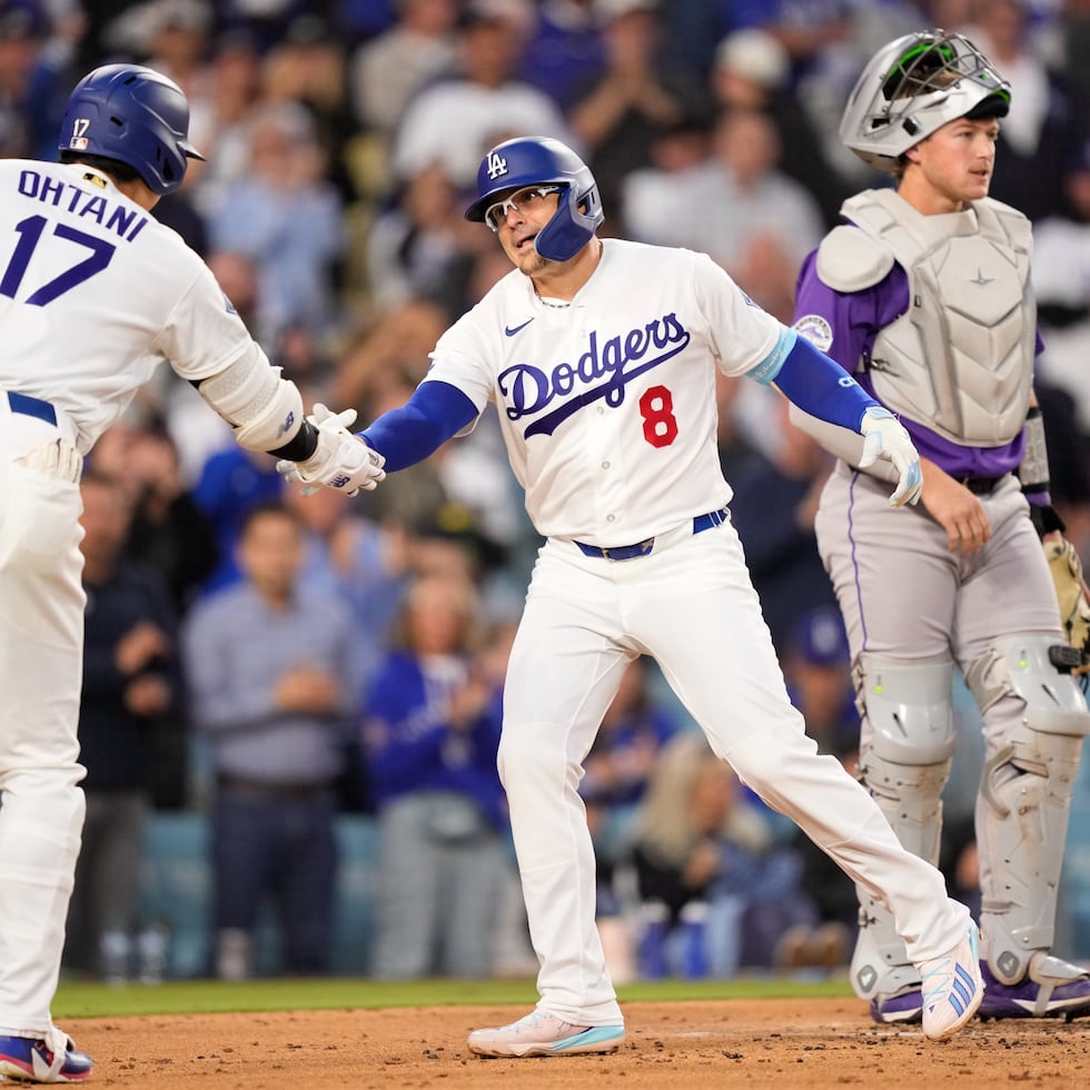 Kike Hernández es felicitado por Shohei Ohtani luego de pegar su cuadrangular del martes.