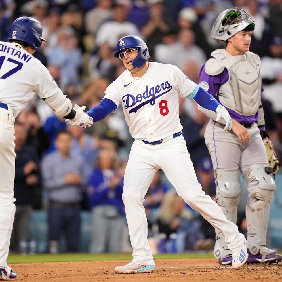 Kike Hernández es felicitado por Shohei Ohtani luego de pegar un cuadrangular.