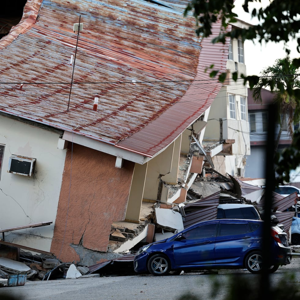 Una edificación afectada por el terremoto de magnitud 7.7.