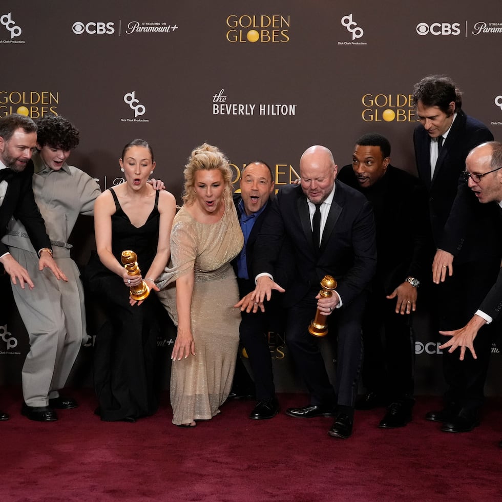 Philip Barantini, Owen Cooper, Erin Doherty, Hannah Walters, Stephen Graham, Andy Cooper, Ashley Walters, Jeremy Kleiner y Jack Thorne celebran el triunfo de "Adolescence" en la edición 83 de los Golden Globes. (AP Photo/Chris Pizzello)