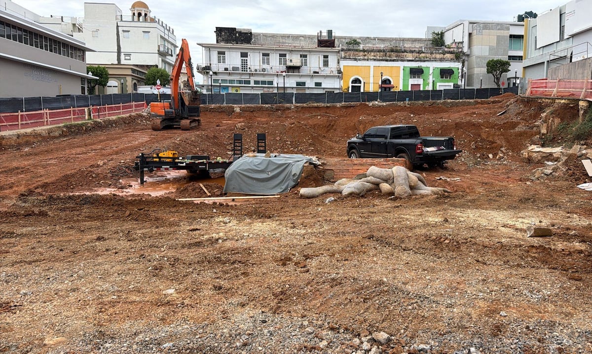 Avanzan trabajos de demolición parcial de hallazgos arqueológicos en terreno de Square District en Mayagüez