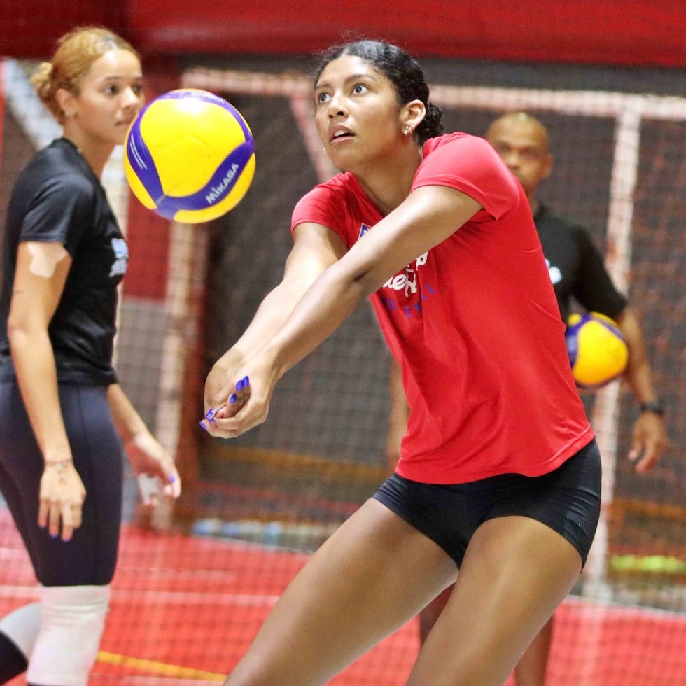 La prospecto Decelise Champion practica como esquina-pasadora durante los entrenamientos de la Selección Nacional y podría asumir ese rol en el próximo Final Four de Norceca.
