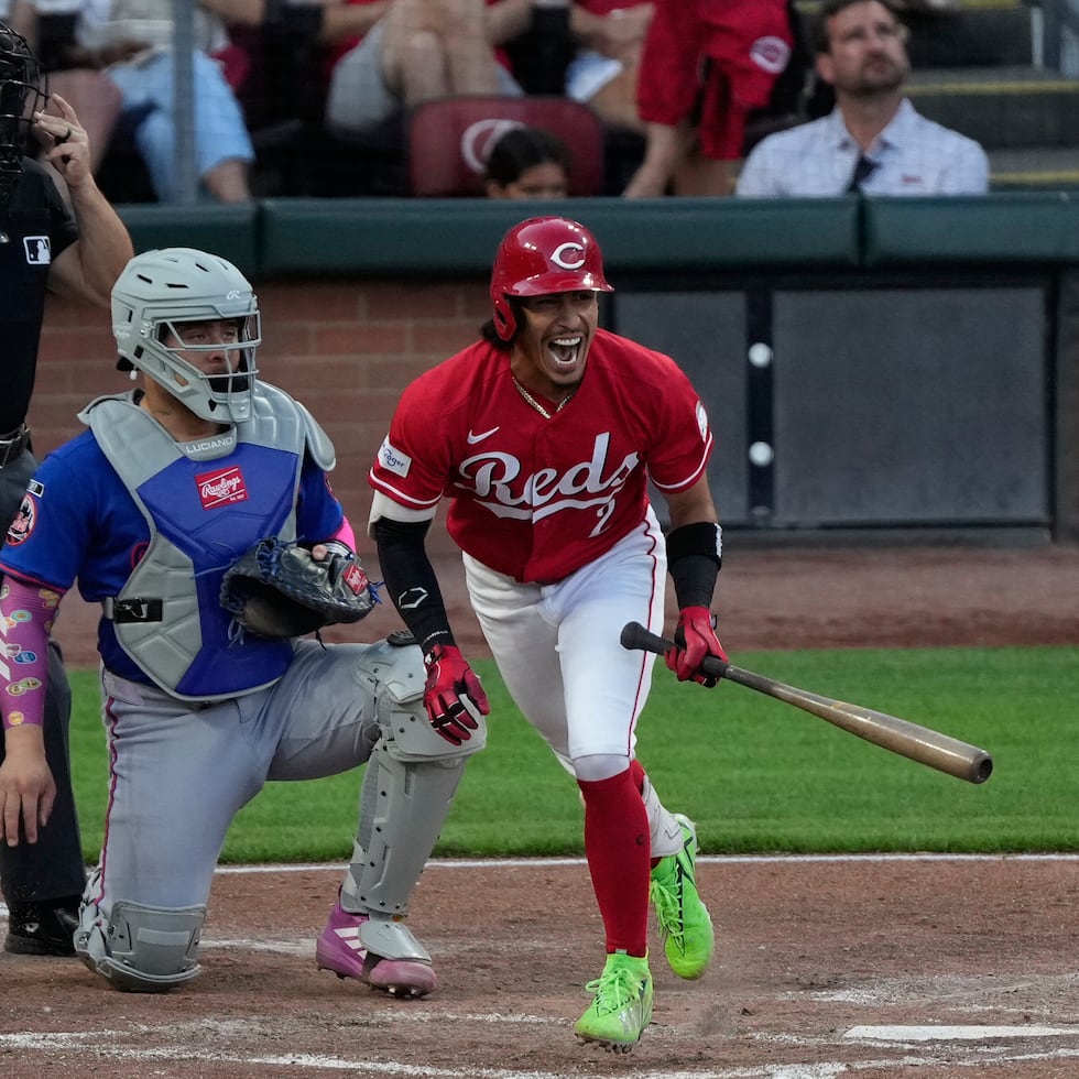 El novato boricua Edwin Arroyo reacciona al batear un elevado para eliminarse en la tercera entrada del partido entre sus Reds de Cincinnati y los Mets de Nueva York.