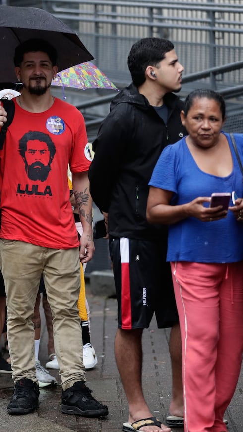Los votantes hacen fila en un centro de votación durante la segunda vuelta de las elecciones presidenciales en Río de Janeiro.