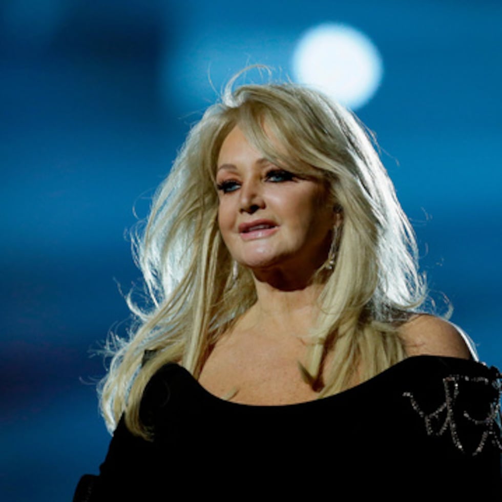 ARCHIVO - La cantante Bonnie Tyler interpreta su canción «Believe in Me» durante un ensayo para la final del Festival de Eurovisión en el Malmö Arena de Malmö, Suecia, el 17 de mayo de 2013. (Foto AP/Alastair Grant, archivo)