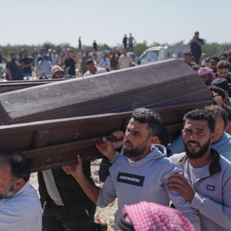 Los dolientes llevan el ataúd de Muath Salama al-Baeer, un joven con discapacidad que, según los medios de comunicación estatales, murió durante una incursión militar israelí realizada a primera hora de la mañana, durante su funeral en Jamla, en la zona de la cuenca del Yarmouk, al oeste de la provincia de Daraa (Siria).