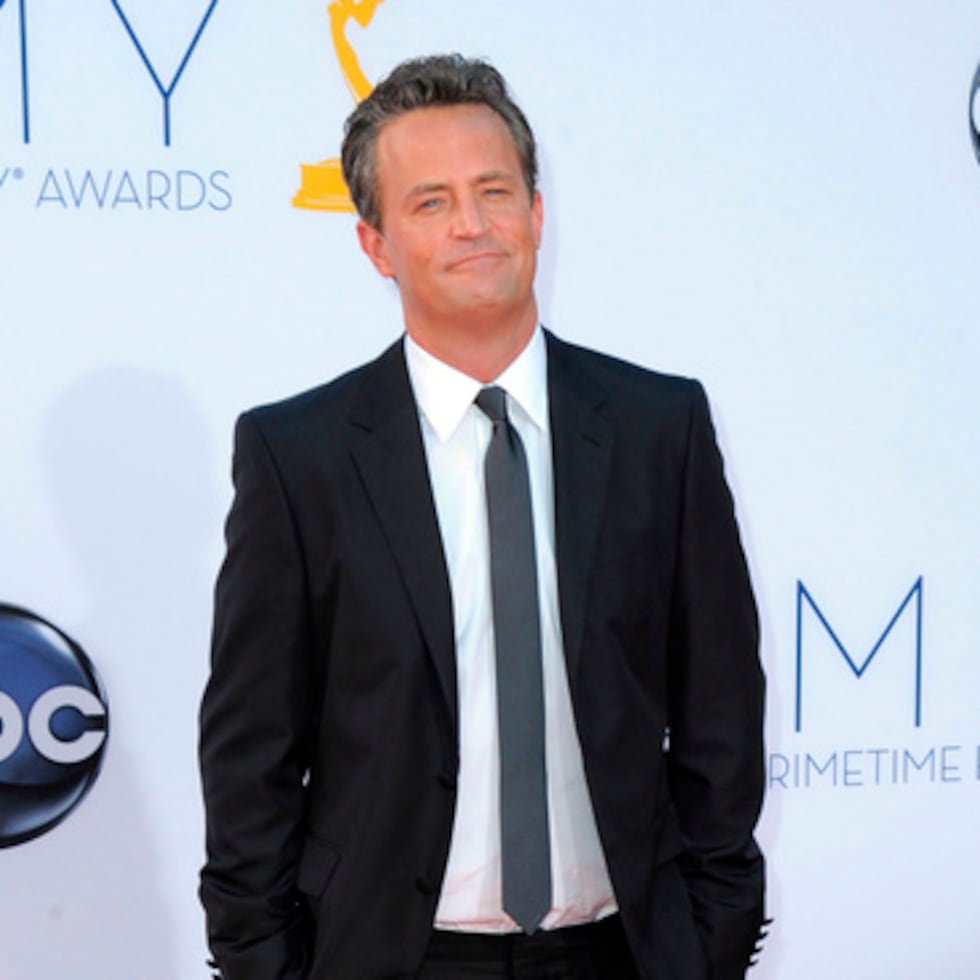 ARCHIVO - El actor Matthew Perry llega a la 64ª edición de los premios Primetime Emmy en Los Ángeles el 23 de septiembre de 2012. (Foto de Jordan Strauss/Invision/AP, Archivo)