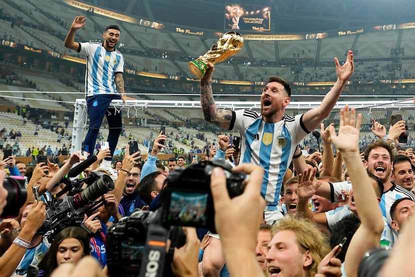 El argentino Lionel Messi celebra con el trofeo ante los hinchas tras ganar el Mundial en la final entre Argentina y Francia en el estadio Lusail de Lusail, Catar, el 18 de diciembre de 2022.
