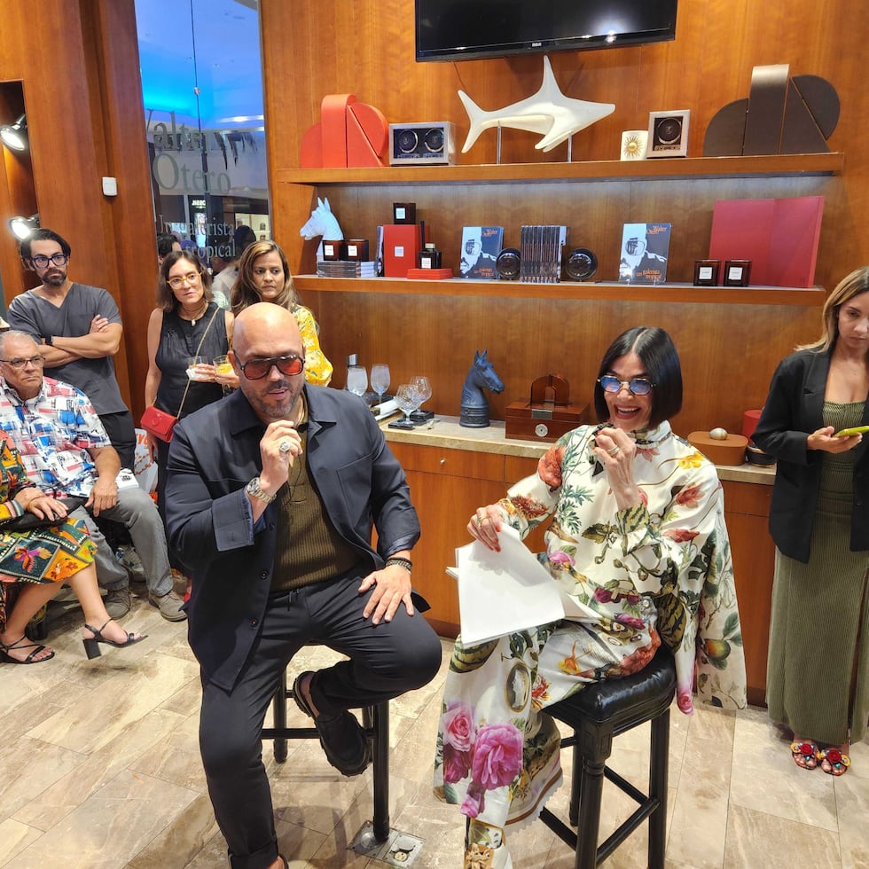 Walter Otero presenta su libro en Puerto Rico. En la foto, el galerisa junto a la fundadora y estratega principal de LorenBranding, Loren Ferré Rangel.