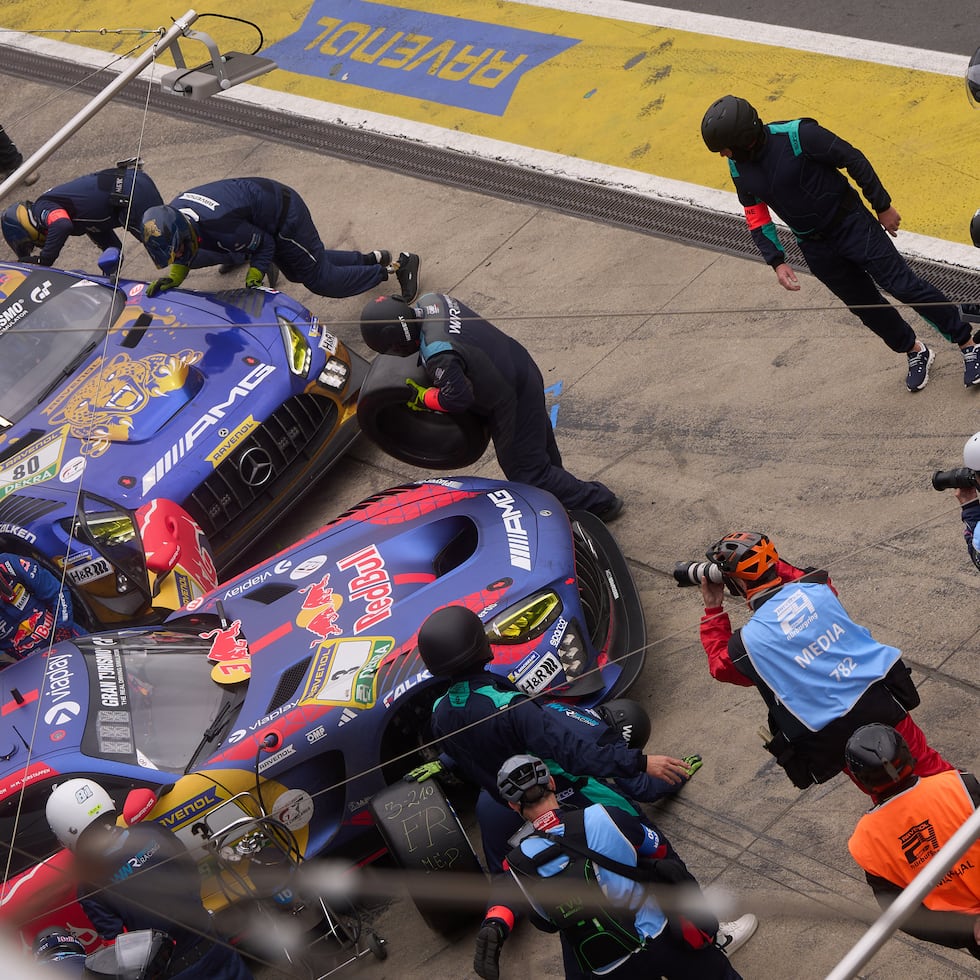 El equipo de mecánicos trabaja en el auto Mercedes AMG GT3 del líder Max Verstappen (derecha).