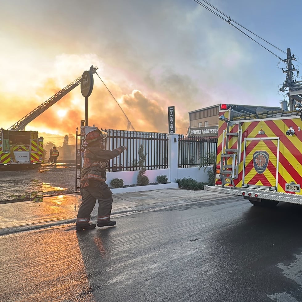 Bomberos combaten las llamas en las instalaciones de Puerto Rico Pallet Recycling en Dorado.