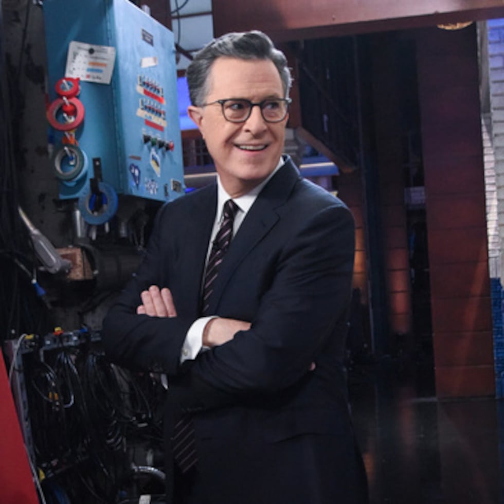 Esta imagen publicada por CBS muestra al presentador Stephen Colbert en el plató de "The Late Show with Stephen Colbert" en Nueva York el 18 de mayo de 2026. (Scott Kowalchyk/CBS vía AP)