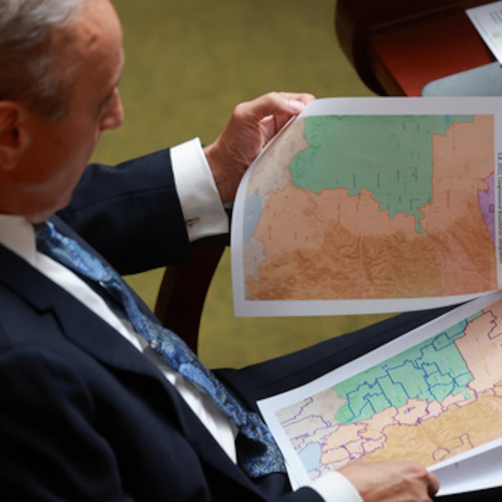 El representante Cory Maloy, republicano, con mapas de potenciales distritos.