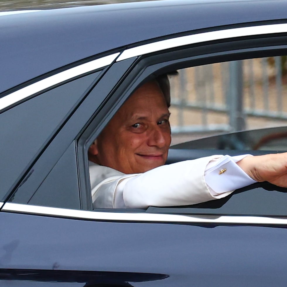 El papa León XIV salió de la Porta del Perugino de la Ciudad del Vaticano y saludó a los medios y personas que le esperaban.