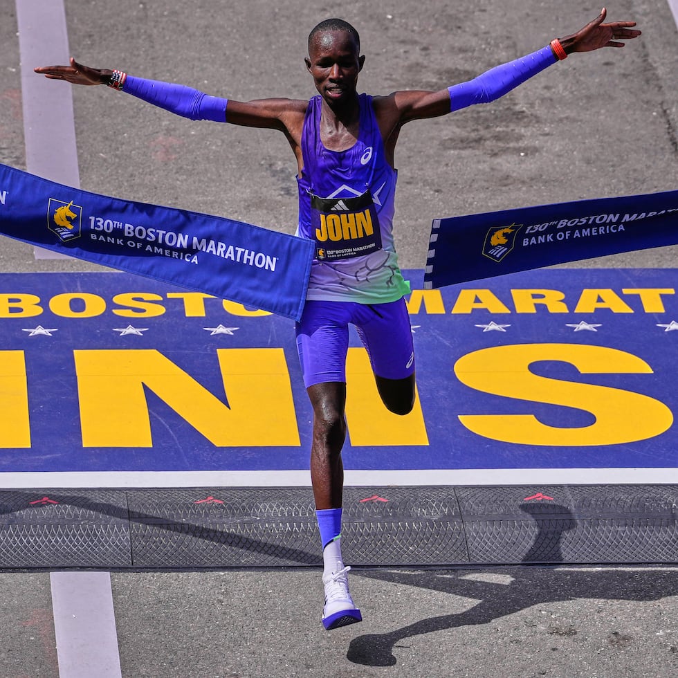 John Korir, de Kenia, rompe la cinta de llegada para ganar el Maratón de Boston.