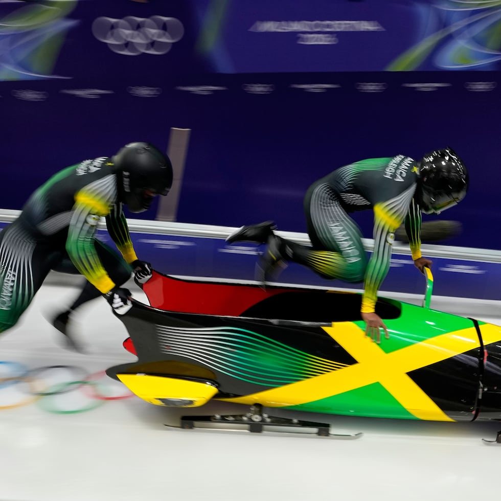Los jamaicanos Shane Pitter (derecha) y Junior Harris en el bobsled de los Juegos Olímpicos de Invierno.
