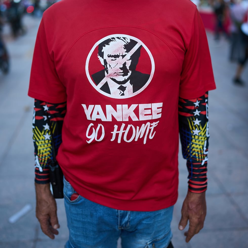 Un hombre viste una camiseta con una imagen del presidente de Estados Unidos, Donald Trump, durante una manifestación organizada por el gobierno contra la intervención extranjera, en Caracas, Venezuela, el 30 de octubre de 2025.