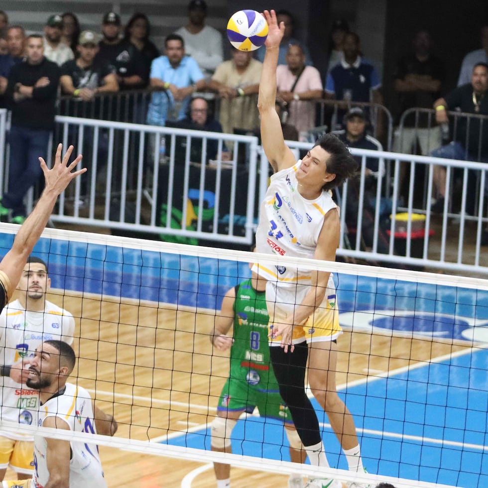 Spencer Olivier, de los Plataneros de Corozal, atacaante la defensa de los Cafeteros de Yauco en el sexto juego de la semifinal B de la LVSM.