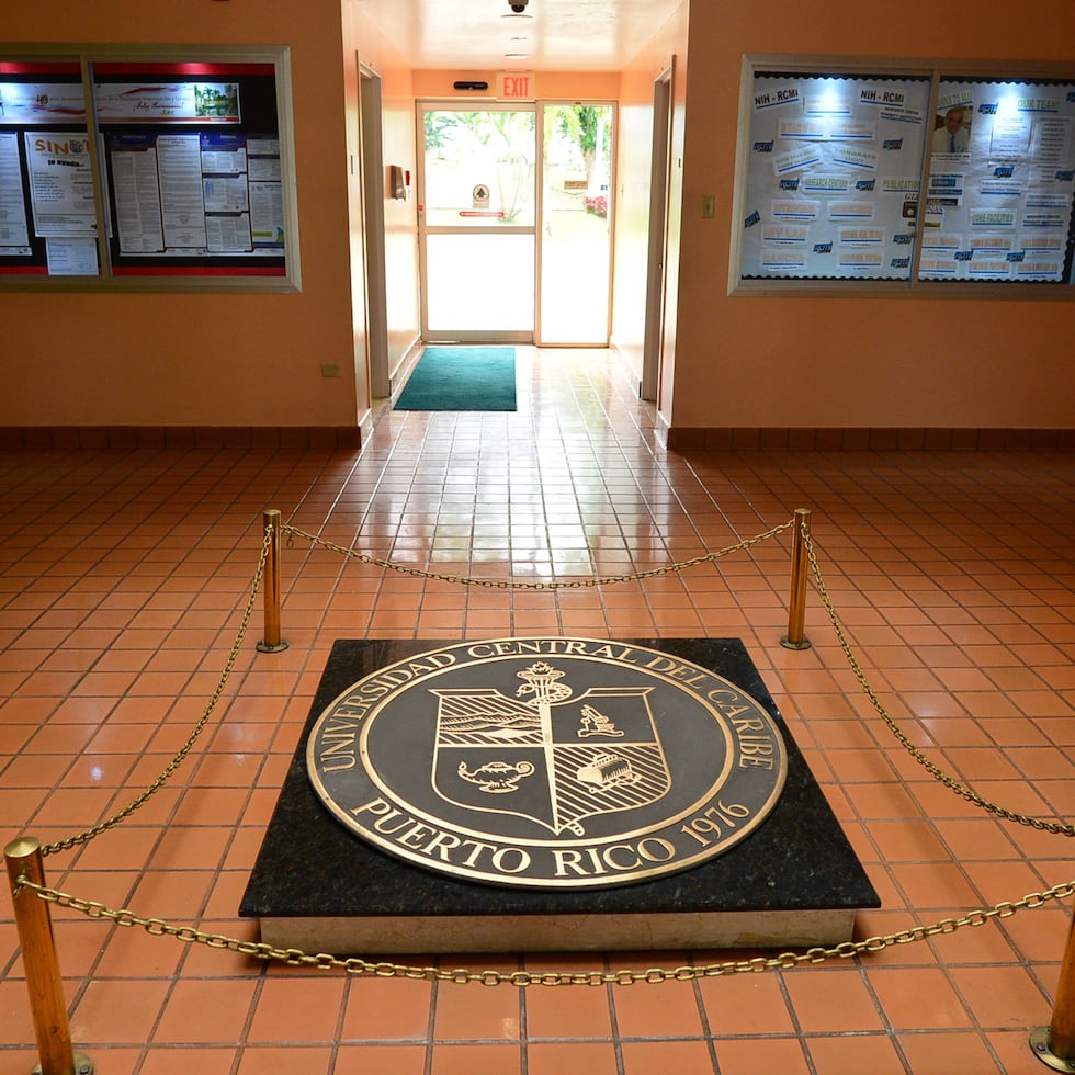 La UCC es la institución contratada por la Junta de Licenciamiento y Disciplina Médica para preparar, ofrecer y corregir los exámenes de reválida. Pero es la Junta de Licenciamiento la entidad que toma la decisión final sobre el proceso a seguir.