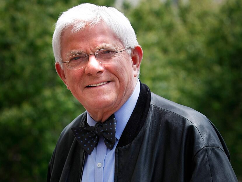 Phil Donahue condujo el programa de televisión “The Phil Donahue Show”, entre 1967 y 1996, que lo llevó a ganar nueve premios Daytime Emmy como presentador destacado.