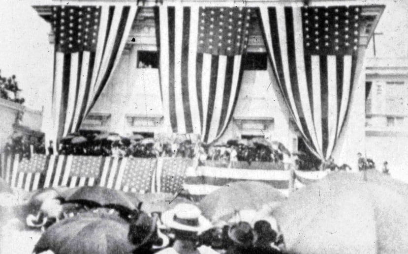 La firma de la Ley Jones fue celebrada en Puerto Rico con actos oficiales, como este en La Fortaleza. (Foto suministrada: Archivo de la Fundación Luis Muñoz Marín)