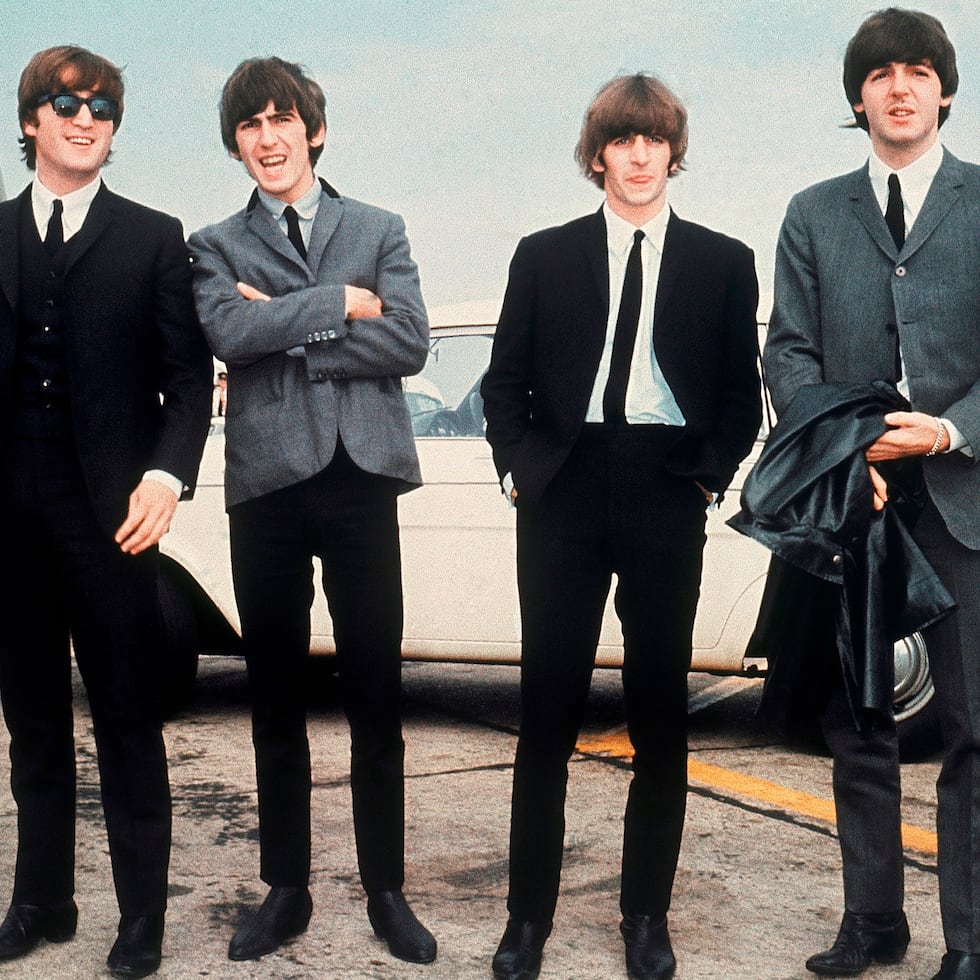 Los Beatles --de izquierda a derecha: John Lennon, George Harrison, Ringo Starr y Paul McCartney-- llegan a Liverpool, Inglaterra, el 10 de julio de 1964, para el estreno de su película "A Hard Day's Night". (AP Foto, archivo)