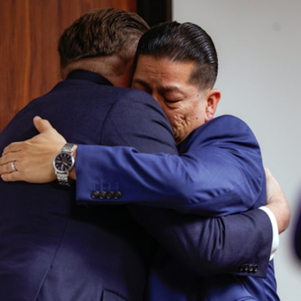 Adrian Gonzales (derecha), exagente de policía escolar de Uvalde, abraza a su abogado, Jason Goss, luego de que un jurado lo declaró inocente.