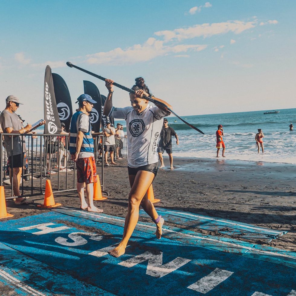 Mariecarmen Rivera cruza la meta para ganar la medalla de oro. ISA/Pablo Franco