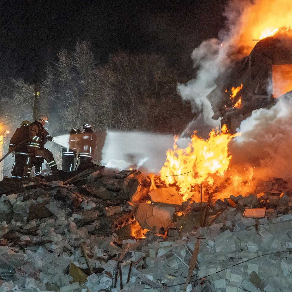 Bomberos sofocan un incendio en un edificio de apartamentos de varias plantas tras un ataque con misiles rusos en Járkiv, Ucrania.